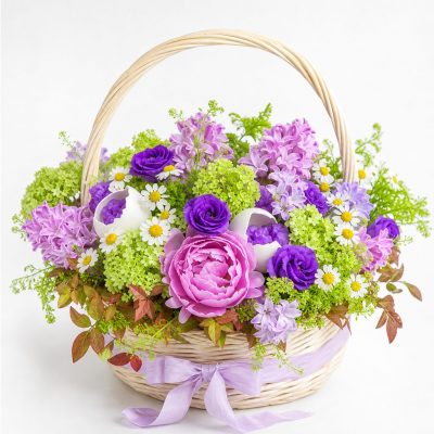 Цветы в корзинке с гортензиями